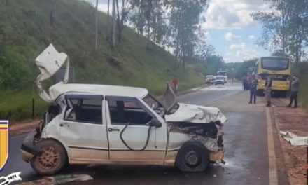 Motorista de caminhão cochila ao volante e bate em carro; outros dois veículos foram atingidos