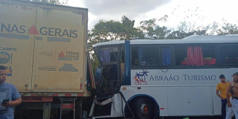 Três pessoas morrem após acidente entre caminhão e ônibus no Norte de Minas