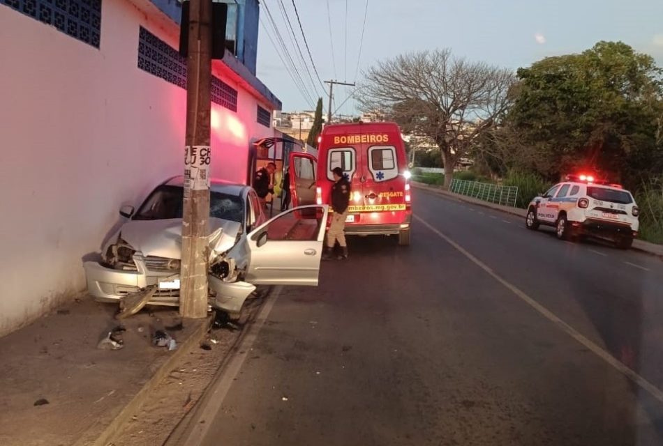 Veículo colide contra poste na avenida Paulo Lins, em Formiga