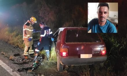 Homem morre após batida entre carro e caminhão carregado com ração na MG-050