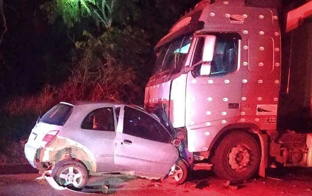 Mulher morre após carro bater de frente com carreta no Sul de Minas