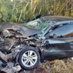 Três pessoas ficam feridas após colisão entre carreta e carro em MG