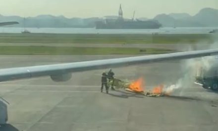 Balão cai sobre avião estacionado em aeroporto e pega fogo na pista