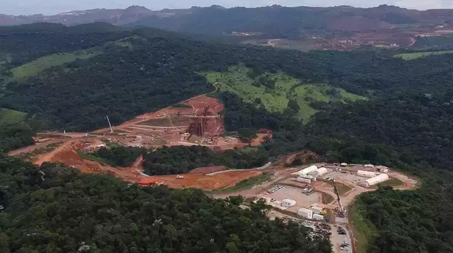 Às pressas, trabalhadores deixam barragem e comunidade é evacuada em MG