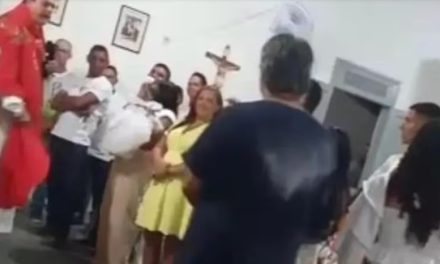 Padre expulsa de batizado padrinho que não sabia o nome da afilhada