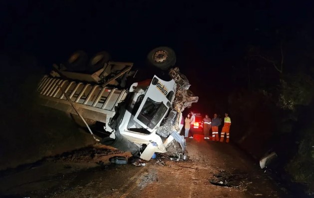 Caminhão de obra para recuperação da BR-459 cai em ribanceira