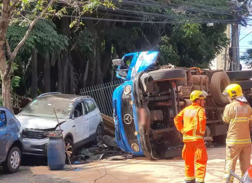 Caminhão que transportava madeira tomba em MG; grávida fica ferida