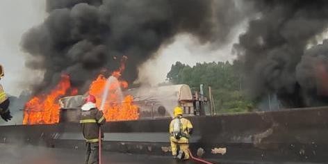 Caminhão de combustível explode e contamina rio em Barbacena; cidade decreta situação de emergência