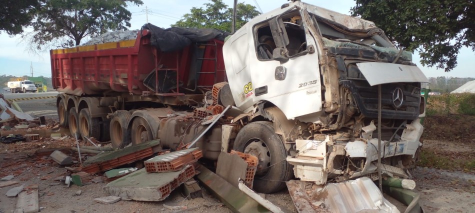 Mulher morre após ser atropelada por caminhão em Nova Serrana