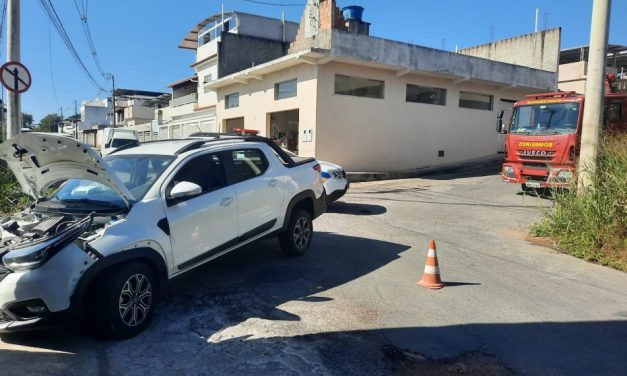 Caminhonete colide contra edificação no bairro Souza e Silva, em Formiga
