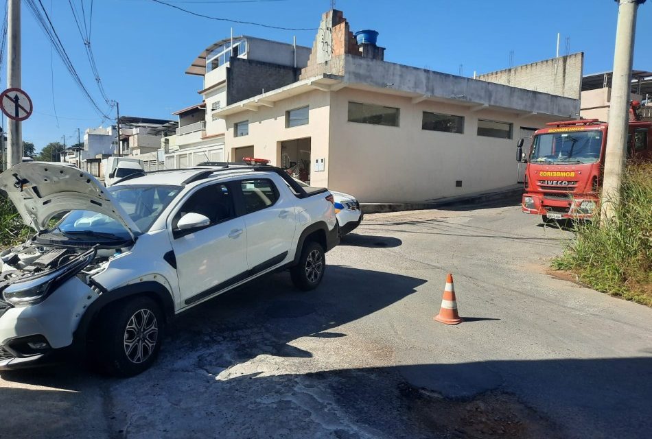 Caminhonete colide contra edificação no bairro Souza e Silva, em Formiga