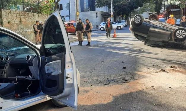 Carros batem em cruzamento, capotam e cinco pessoas se ferem em BH