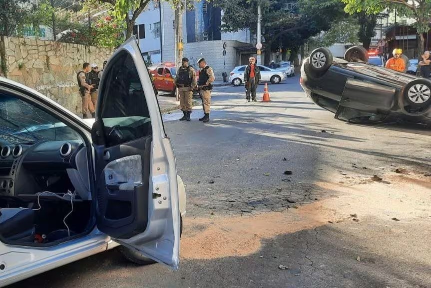 Carros batem em cruzamento, capotam e cinco pessoas se ferem em BH