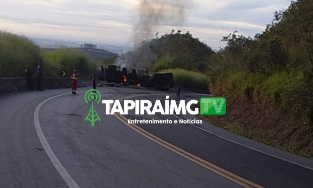 Carreta carregada com combustível tomba e pega fogo na BR-262 em Luz