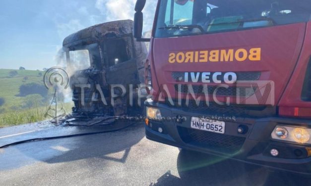 Carreta carregada com cimento pega fogo na BR-262 em Luz