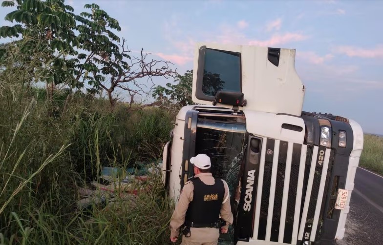 Carreta do Paraguai carregada de maconha tomba no Triângulo Mineiro