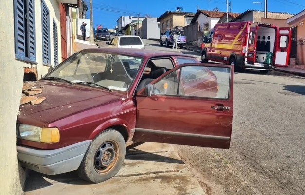 Homem é atropelado pelo próprio carro após perder controle da direção