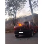 Carro pega fogo após colidir contra poste em Divinópolis