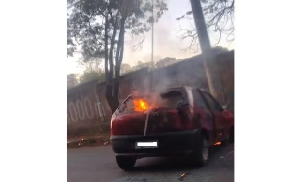 Carro pega fogo após colidir contra poste em Divinópolis