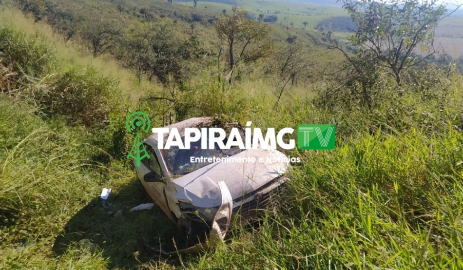 Homem fica ferido após carro sair da pista e capotar na BR-262