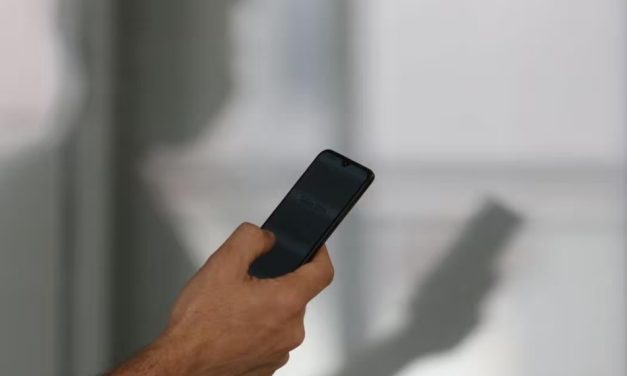 Mulher reclama que marido via pornografia com o primo e é agredida em MG