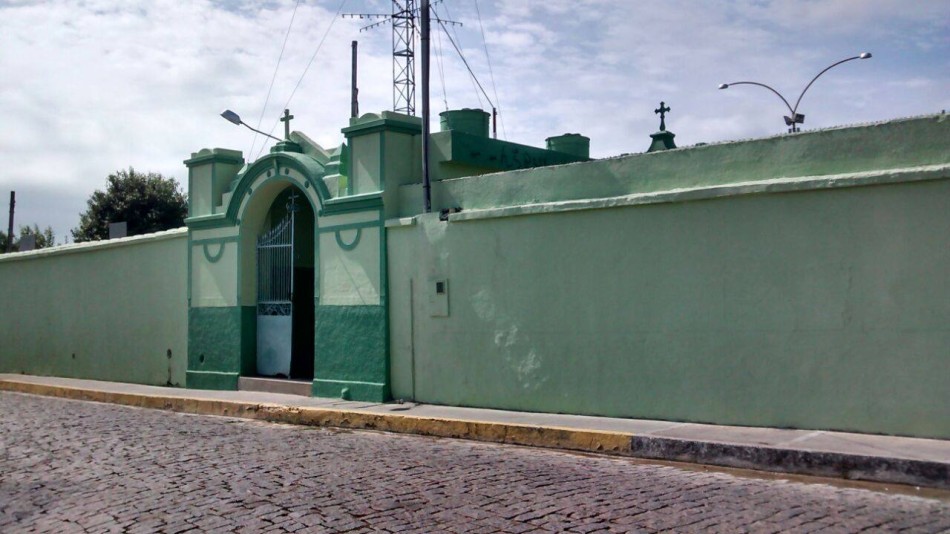 Molduras de fotos são furtadas de túmulo no Cemitério do Rosário