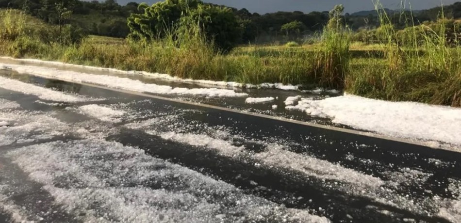 Chuva de granizo atinge casas e deixa ruas cobertas por gelo em Cana Verde