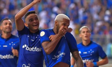 Cruzeiro emplaca quarta vitória seguida e assume a liderança do Brasileirão