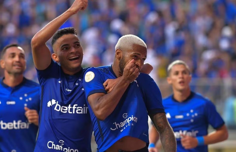 Cruzeiro emplaca quarta vitória seguida e assume a liderança do Brasileirão