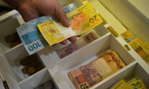 Proposta do governo para orçamento de 2024 prevê aumento do salário mínimo para R$1421