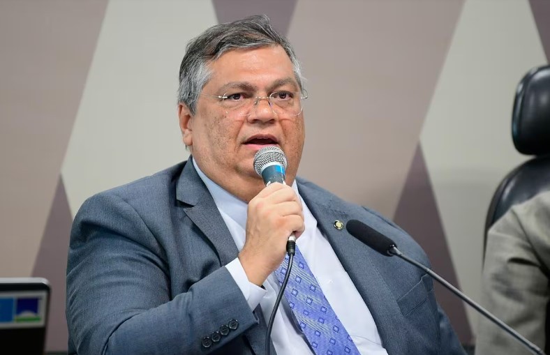 Senador pede quebra de sigilo telefônico de Flávio Dino na CPMI