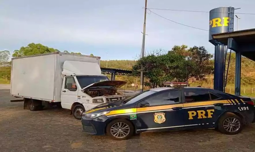 Policiais impedem furto a carga de veículo em posto de gasolina, em Oliveira