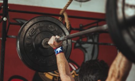 Homem nu agride colegas em academia após tentar usar equipamentos de ginástica