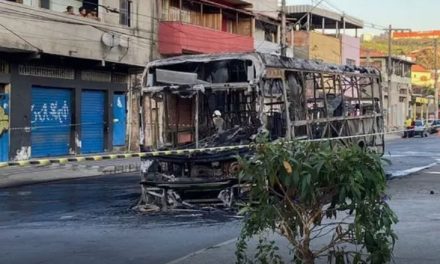 Suspeito de incendiar ônibus em Contagem é internado em estado grave após ser atingido pelas chamas