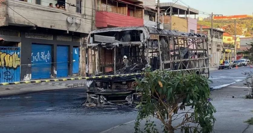 Suspeito de incendiar ônibus em Contagem é internado em estado grave após ser atingido pelas chamas