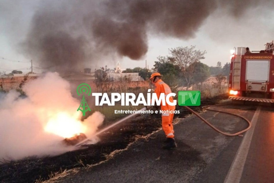 Bombeiros combatem incêndio na MG-170, em Arcos