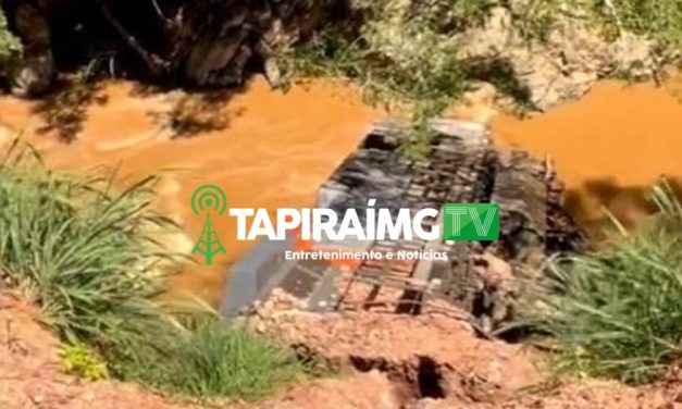 Locomotiva que descarrilou em janeiro segue dentro do rio Perdição em Tapiraí