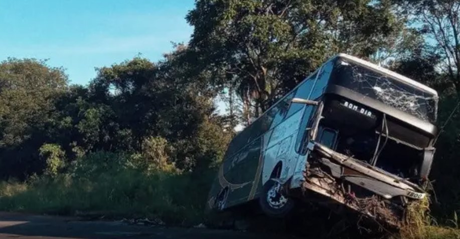 Colisão entre ônibus e carro deixa 12 feridos e três mortos em MG