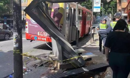 Ônibus colide contra ponto, atropela pedestres e deixa mulher gravemente ferida em BH