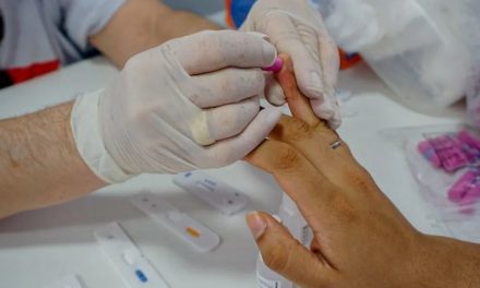 Farmácias agora podem fazer exame de análise clínica; decisão libera testes de HIV e Beta-hCG; veja lista