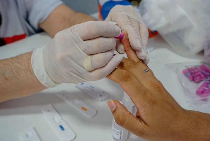 Farmácias agora podem fazer exame de análise clínica; decisão libera testes de HIV e Beta-hCG; veja lista