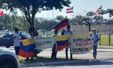 Venezuelanos protestam em frente ao Itamaraty contra presença de Maduro