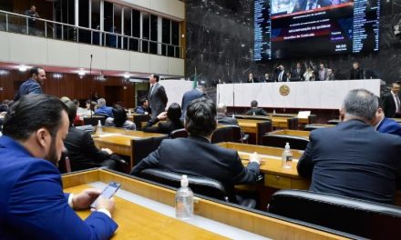 Proposta de reajuste de 12,84% para educação é aprovada em 1º turno