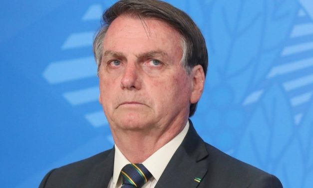 Bolsonaro passal mal, deixa evento às pressas e cancela compromissos em Goiás