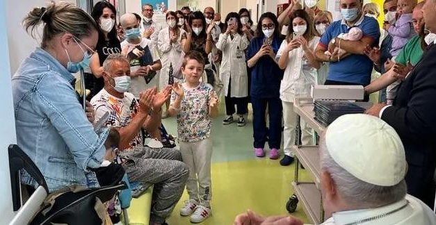 Papa Francisco recebe alta do hospital após cirurgia no intestino