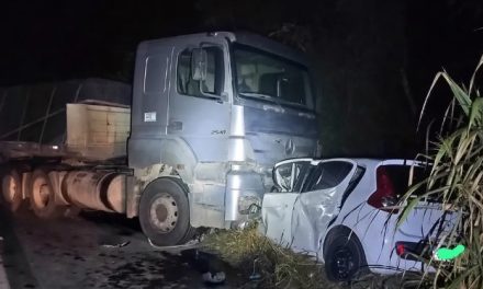 Mulher de 28 anos fica em estado grave após carro ser atingido por carreta bitrem