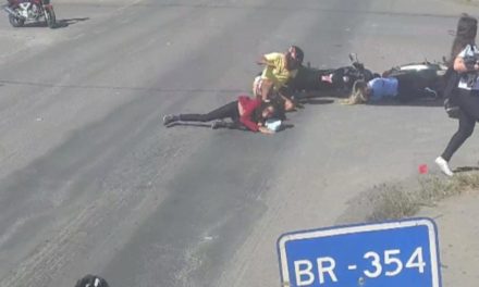 Câmeras de videomonitoramento do ‘Olho Vivo’ de Arcos captam momento de acidente entre duas motos na BR-354