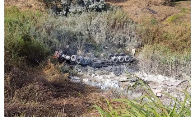 Motorista de carreta morre após perder controle em curva e cair em ribanceira na BR-146