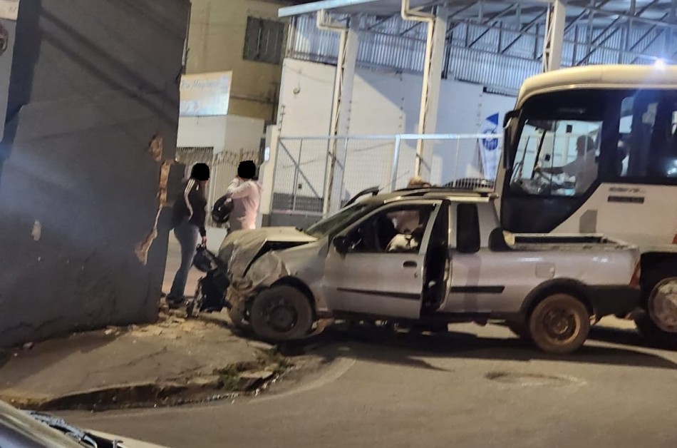 Veículo colide contra muro no Centro de Formiga