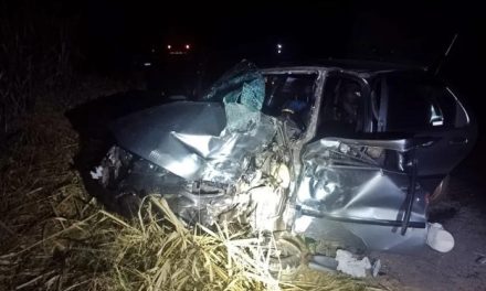 Idoso de 74 anos morre após perder controle da direção e carro bater em carreta em MG